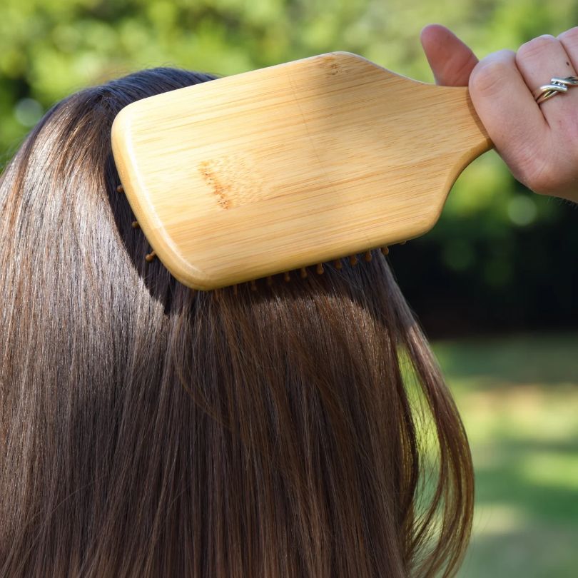 Brosse bambou dans les cheveux