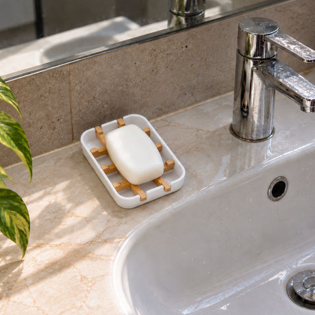 Porte savon en bambou blanc sur le lavabo